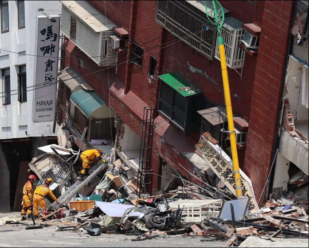 Un immeuble effondré après le séisme à Hualien (Taïwan).