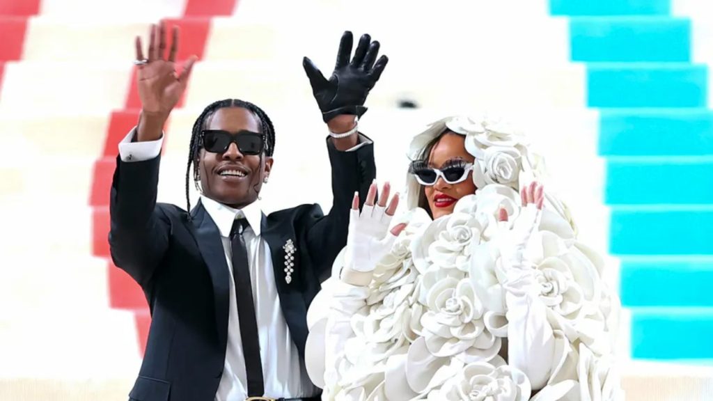 Le couple phare A$ap Rocky et Rihanna posent au Met Gala 2023.