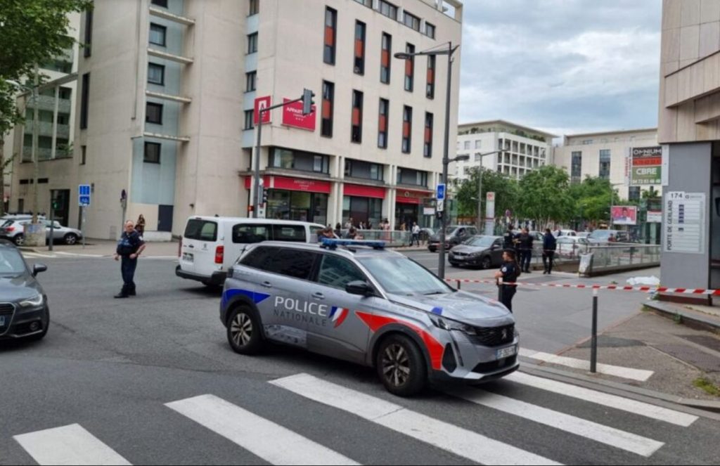 Des policiers autour de la station de métro Jean-Jaurès dans le 7e arrondissement de Lyon où s’est déroulée l’attaque au couteau. (©Pierre Chemel/ actu Lyon)